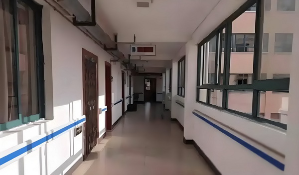 88年的本科生可以入深圳户口吗_杨幂在首映礼上的一个举动，让赵丽颖再成为焦点 杨幂在首映公司一家相机